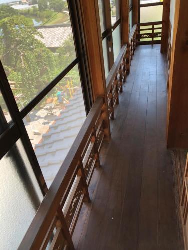 a hallway with large windows in a building at 三井家ペットと泊れる一軒家らんまんで話題の牧野植物園まで25分 in Mimase
