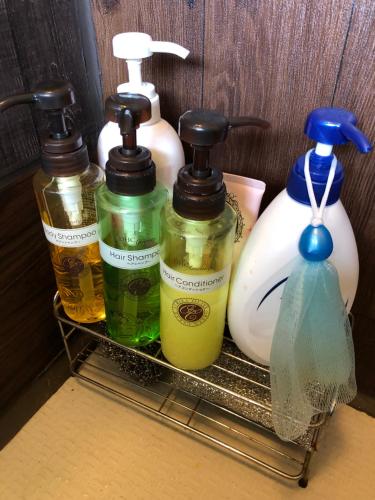 a rack with four bottles of soap and other liquids at 三井家ペットと泊れる一軒家らんまんで話題の牧野植物園まで25分 in Mimase
