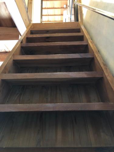 a stairwell with wooden steps in a building at 三井家ペットと泊れる一軒家らんまんで話題の牧野植物園まで25分 in Mimase