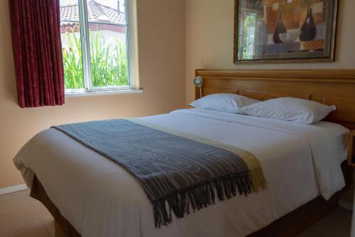 Postel nebo postele na pokoji v ubytování Sandy Beach Suites