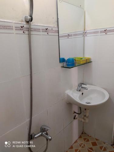 a bathroom with a sink and a mirror at Khách sạn Hoa Anh Anh in Ho Chi Minh City