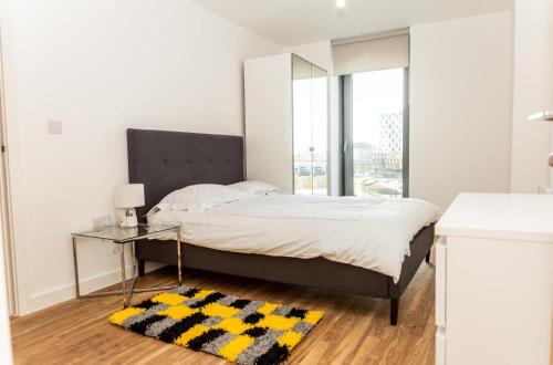 um quarto com uma cama com um espelho e uma mesa em The Exclusive Apartment em Manchester