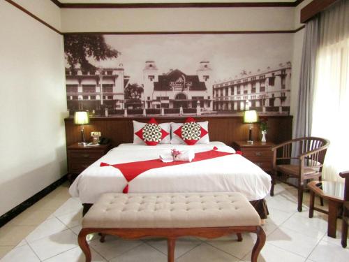 Säng eller sängar i ett rum på Hotel Pelangi Malang, Kayutangan Heritage