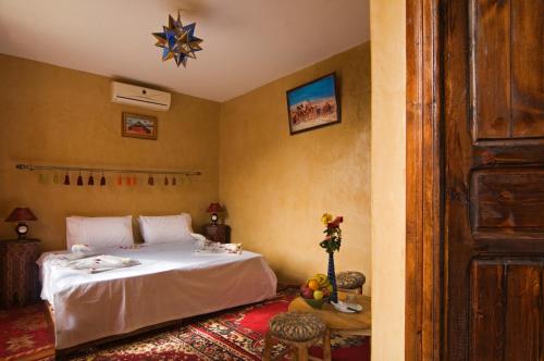 מיטה או מיטות בחדר ב-Dar Tassa