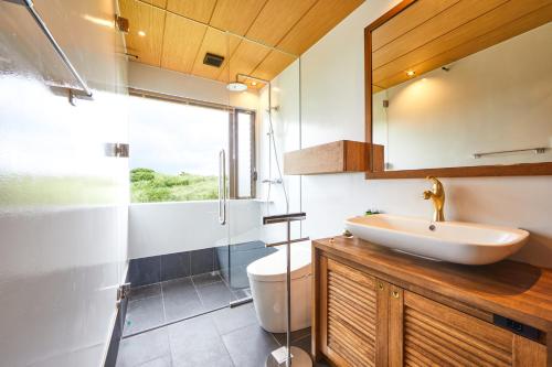 Ett badrum på relax kouri villa Rekrrr