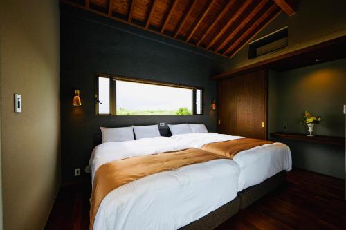 A bed or beds in a room at relax kouri villa Rekrrr