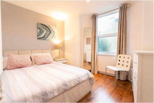 Rúm í herbergi á Large 3 Bedroom modern apartment close to central London