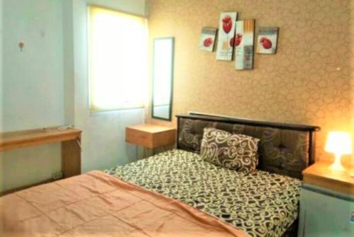 een slaapkamer met een bed met een kussen en een raam bij Barata Hotel AR1 in Tangerang