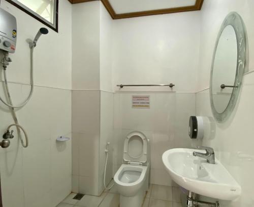 a bathroom with a toilet and a sink at Lipe Inn in Ko Lipe