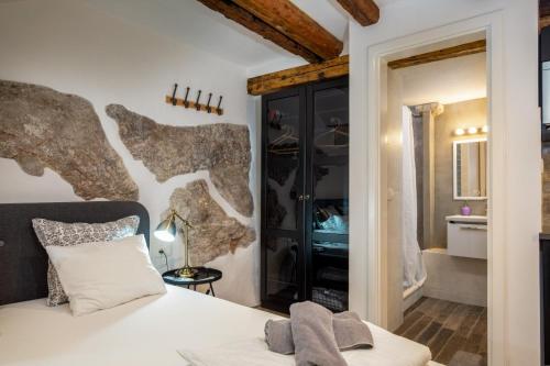 1 dormitorio con cama blanca y armario negro en Private Accommodion Linda Studio, en Dubrovnik
