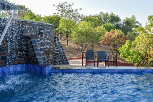 Piscina de la sau aproape de Jayshin Lake Vaitarna Resort - Igatpuri