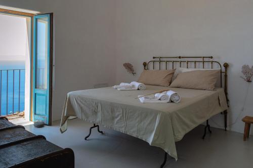 Una cama o camas en una habitación de Casa Falco Della Regina