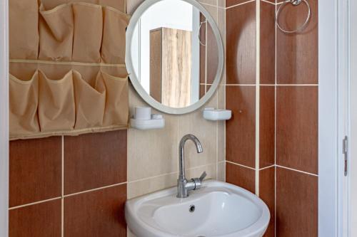 Koupelna v ubytování Beautiful One-Bedroom Apartment Lukomorye B6