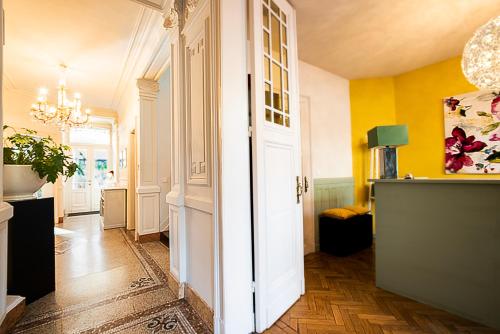 a hallway with a white door and yellow walls at Villa Tilia in Retie