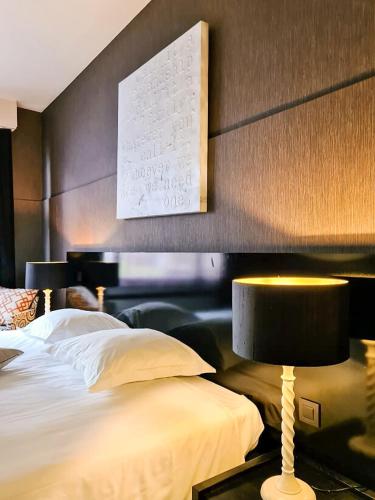 a bedroom with a bed and a table with a lamp at Villa Tilia in Retie