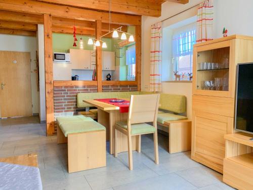 uma cozinha e sala de jantar com mesa e cadeiras em Ferienhaus Lea em Hooksiel