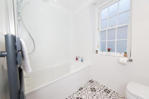 Ein Badezimmer in der Unterkunft Queensferry Street Lane - Fantastic 2 BR City Centre Mews House with free secure parking!