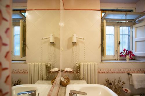 baño con 2 lavabos y espejo grande en Agriturismo San Leonardello, en San Leonardello