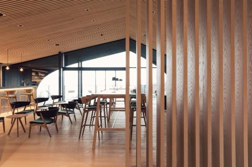 - une salle à manger avec une table et des chaises dans l'établissement Bed & Breakfast Untermüllerhof, à Maranza