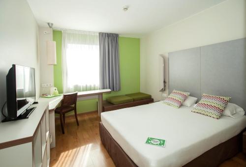 um quarto de hotel com duas camas e uma televisão em Campanile Barcelona Sud - Cornella em Cornellà de Llobregat