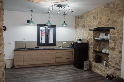 kuchnia z czarną lodówką i lustrem w obiekcie Casa La Aldaba w mieście Montejaque