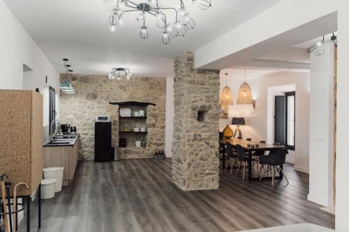 kuchnia i salon z kamienną ścianą w obiekcie Casa La Aldaba w mieście Montejaque