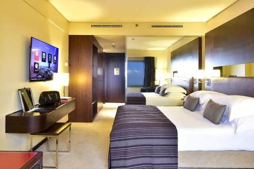 Televisyen dan/atau pusat hiburan di Porto Palácio Hotel by The Editory