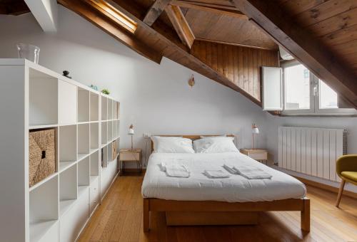 - une chambre avec un grand lit et des étagères blanches dans l'établissement Modern and Elegant studio apt - Milano Isola District, à Milan