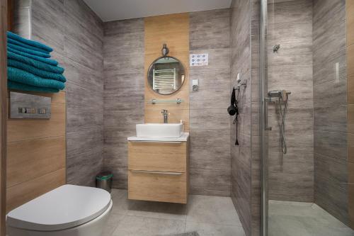 ブワディスワボボにあるDomki Magnatiのバスルーム(トイレ、洗面台、シャワー付)