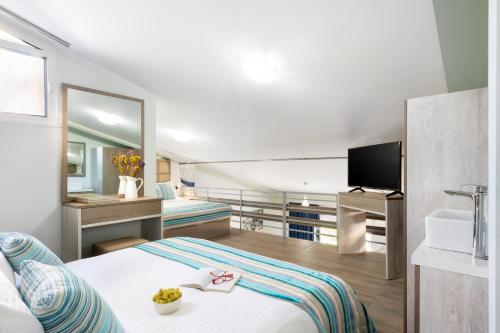 Televízia a/alebo spoločenská miestnosť v ubytovaní Hotel Sirines Complex