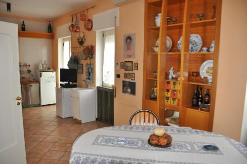 una cocina con una mesa con un plato de fruta. en B&B Borsellino, en Cerignola