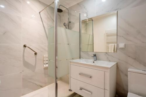 Stylish apartment with balcony and amazing views over Funchal and the sea