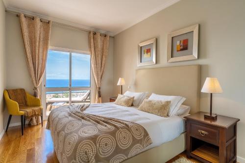 Stylish apartment with balcony and amazing views over Funchal and the sea