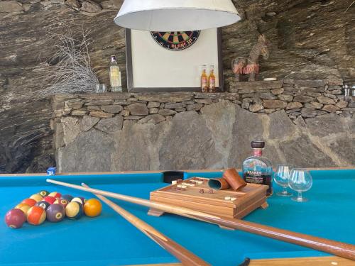 uma mesa de bilhar com dois tacos e uma caixa. em La Casa del Burro em Nerja