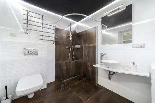 een badkamer met een wastafel, een douche en een toilet bij InshiApartments on Grigorenko's square in Lviv