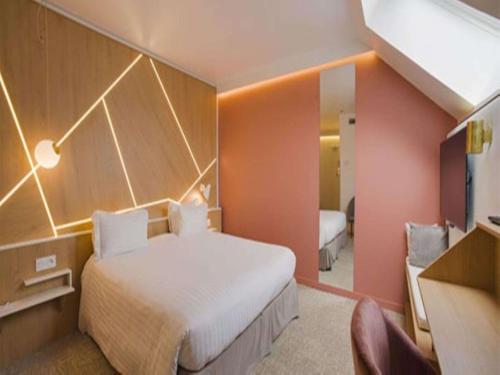 Ένα ή περισσότερα κρεβάτια σε δωμάτιο στο Best Western Plus Paris Meudon Ermitage