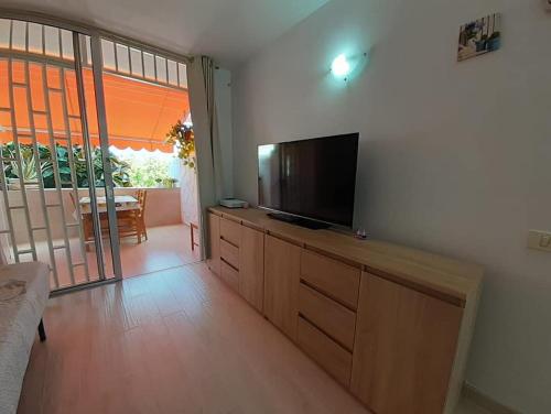 salon z telewizorem z płaskim ekranem na komodzie w obiekcie Casa Tavio 3 w Aronie