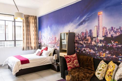 1 dormitorio con 1 cama y un mural de la ciudad en la pared en Stunning Maboneng Precinct Studio Apartment at 12 Decades Building, en Johannesburgo