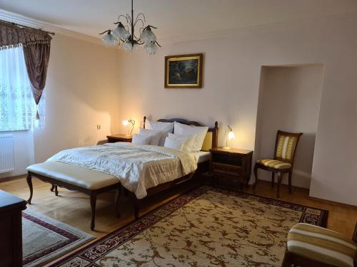 A bed or beds in a room at Pałac Henryków