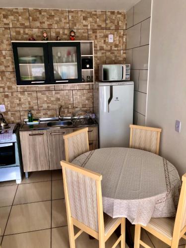 Η κουζίνα ή μικρή κουζίνα στο Residencial Sandini Garopaba