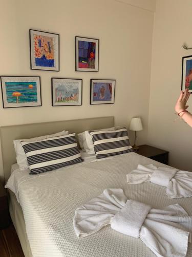 ein Schlafzimmer mit einem Bett mit Handtüchern darauf in der Unterkunft Athenian cozy Apartment!!! in Athen