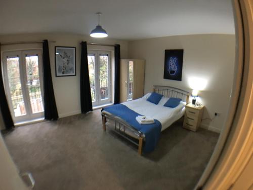 波士顿Very LARGE House, 6 beds, 4 bedrooms, 3 Bathrooms, 5 Smart TV's & VAN PARKING的带床、椅子和窗户的卧室