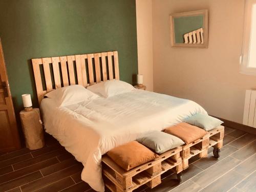 1 cama grande con almohadas en la habitación en GITE ST NICOLAS, en Le Mesnil-sur-Oger