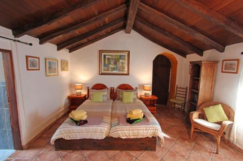 een slaapkamer met een groot bed in een kamer bij ViVaTenerife - Estate with idyllic mountain landscapes in Tejina de Isora