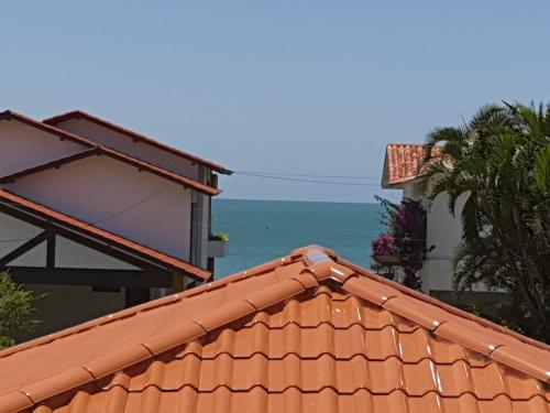 una vista del océano desde el techo de una casa en Kata Suites Floripa, en Florianópolis