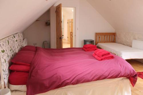The Barn @ Mill Haven Place, 3 bedroom cottage tesisinde bir odada yatak veya yataklar