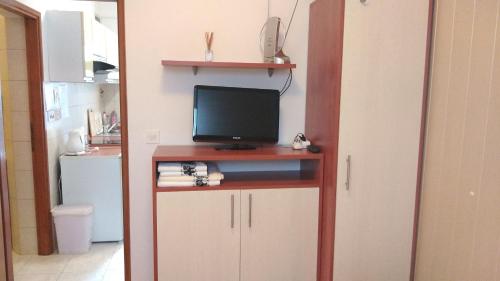 um quarto com uma televisão numa bancada com um tvictericter em Studio apartman Nina em Kraljevica