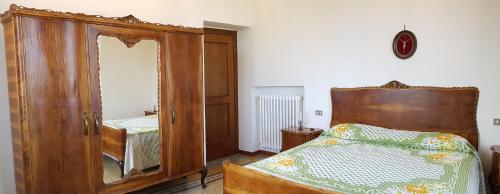 um quarto com uma cómoda, uma cama e um espelho em Tra mare e monti em Chieti