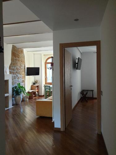 ein Wohnzimmer mit einem Sofa und einer offenen Tür in der Unterkunft Appartamento Mia in Orvieto