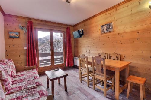 un salon avec une table et un canapé dans l'établissement Residence Les Provères, à Méribel